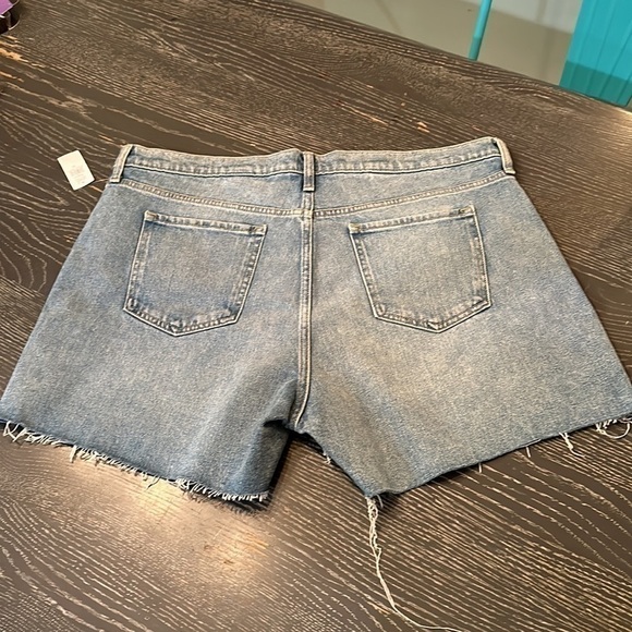 BANANA Republic Mid Rise, Light Wash Denim Shorts with Frayed Hem, Size 20. - Picture 2 of 10